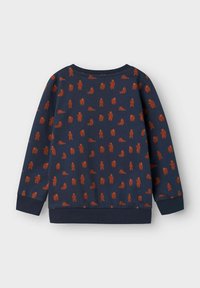 Granatowy sweter z pomarańczowym wzorem niedźwiedzia. Posiada okrągły dekolt i ribbowe mankiety. Miękki materiał o przytulnej teksturze.