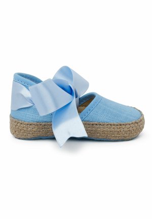 Espadrille azul claro con suela de yute trenzado, que presenta una cinta de satén anudada en forma de lazo en la parte delantera y un upper de tela texturizada.