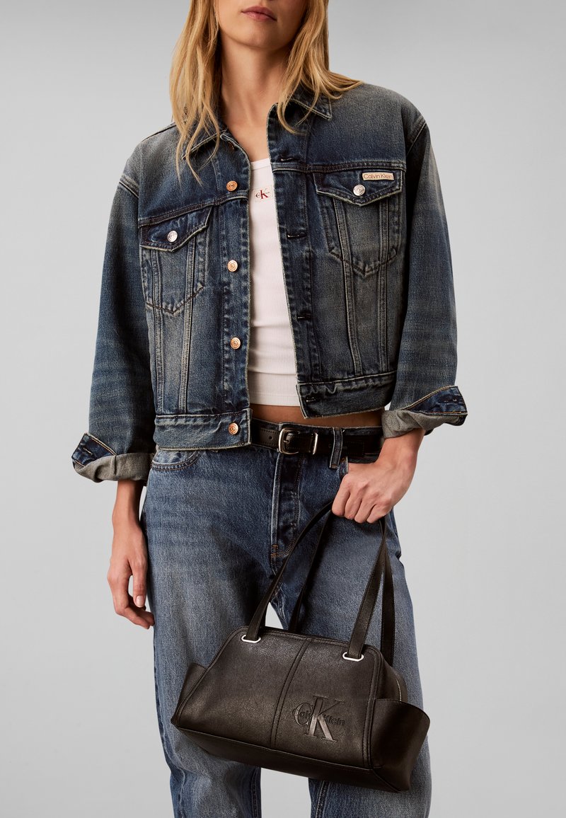 Calvin Klein POCKETS MONOLOGO - Τσάντα χειρός - black