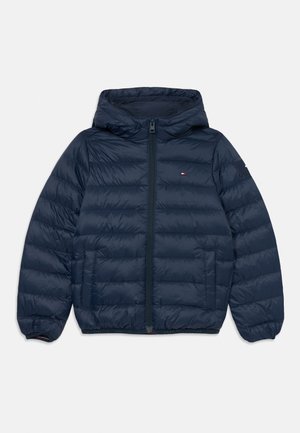 Marineblauwe gewatteerde jas met capuchon, voorzien van een rits aan de voorkant, een gequiltde textuur en zijzakken. Klein logo op de borst.