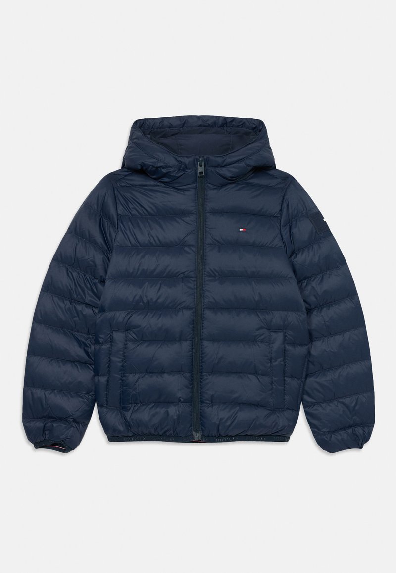 Tums zila pūkainā jaka ar kapuci, ar priekšējo rāvējslēdzēju, quilted tekstūru un sānu kabatām. Mazs logo uz krūtīm.