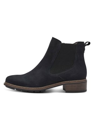 Sort ruskind Chelsea ankelstøvle med elastisk sidepanel, trækstrop, kontrastsyning og lav stacket hæl på hvid baggrund.