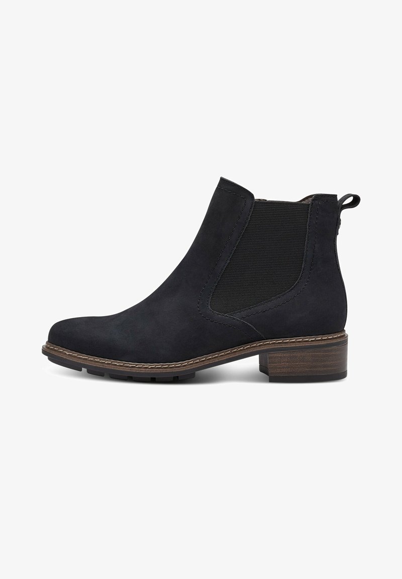 Bottine Chelsea en daim noir avec panneau latéral élastique, languette de tirage, coutures contrastées et petit talon empilé sur fond blanc.
