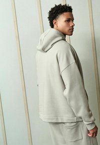 Next EDIT HEAVYWEIGHT - Felpa con cappuccio - stone neutral graphic