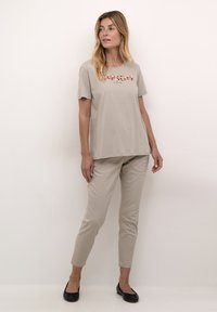 Cream VELIE   - Apdrukāts T-krekls - blush watercolor confidence