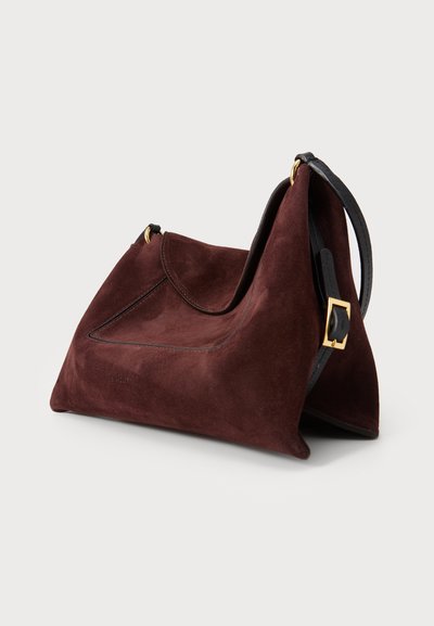Burgundy mockaskvättväska med en slank design, ett svart läderrem och en strukturerad, triangulär form. Har detaljer i guldton.