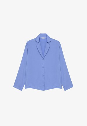 Lichtblauwe blouse met lange mouwen, een gesneden kraag, knopen aan de voorkant en een relaxte pasvorm. Gemaakt van gladde stof zonder patronen of accenten.