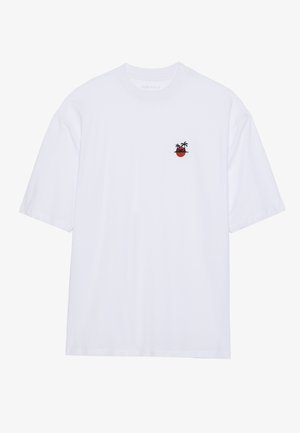 Bijela pamučna majica s kratkim rukavima, s malim izvezenim dizajnom crvenog lonca s dva palmina drveta na prsima.