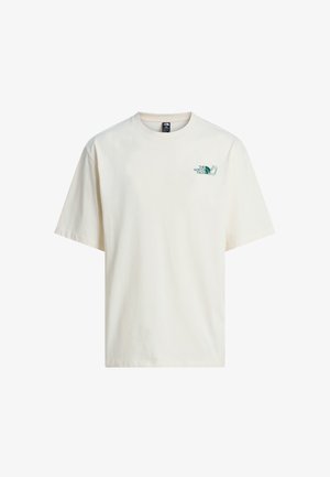 Weißes T-Shirt mit kurzen Ärmeln und kleinem grünem The North Face-Logo auf der linken Brust vor schlichtem weißem Hintergrund.