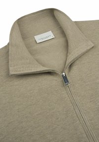 Beżowy sweter na zamek z prążkowanym kołnierzem i miękką teksturą, z metalowym zamkiem błyskawicznym i metką z napisem "PROFUOMO" na kołnierzu.