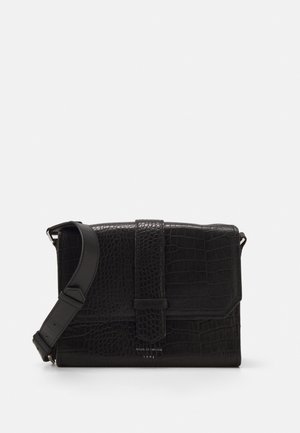 Sac bandoulière noir à texture crocodile, fermeture à rabat avec sangle et bandoulière réglable, de la marque "Tiger of Sweden".