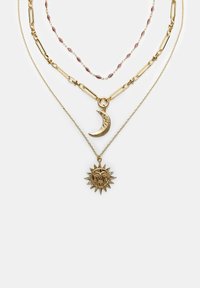 Guldpläterade halsband med hängsmycken i form av en halvmåne och en sol, med en strukturerad yta och en kedja med rosa pärlor.