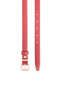 Cinturón de cuero rojo con una textura suave, que presenta una hebilla rectangular dorada y cinco agujeros de ajuste a lo largo de su longitud.