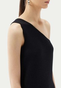 GOBI Cashmere MIT EIN-SCHULTER AUSSCHNITT  - Linne - black