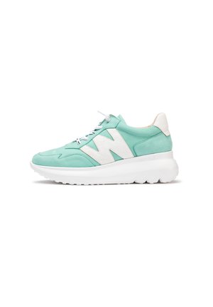 Miętowo-zielony sneaker z białymi sznurowadłami, grubą białą podeszwą i dużym białym logo "N" po boku.