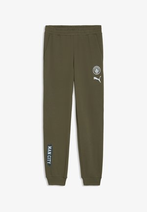 Olivgrüne Manchester City Sweatpants mit elastischem Bund, seitlichen Taschen, gerippten Bündchen, Vereinswappen, Puma-Logo und „Man City“-Schriftzug am Bein.