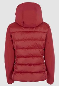 Giacca a vento rossa con cappuccio, caratterizzata da sezioni trapuntate orizzontali, una texture liscia e un design aderente, mostrata da dietro.