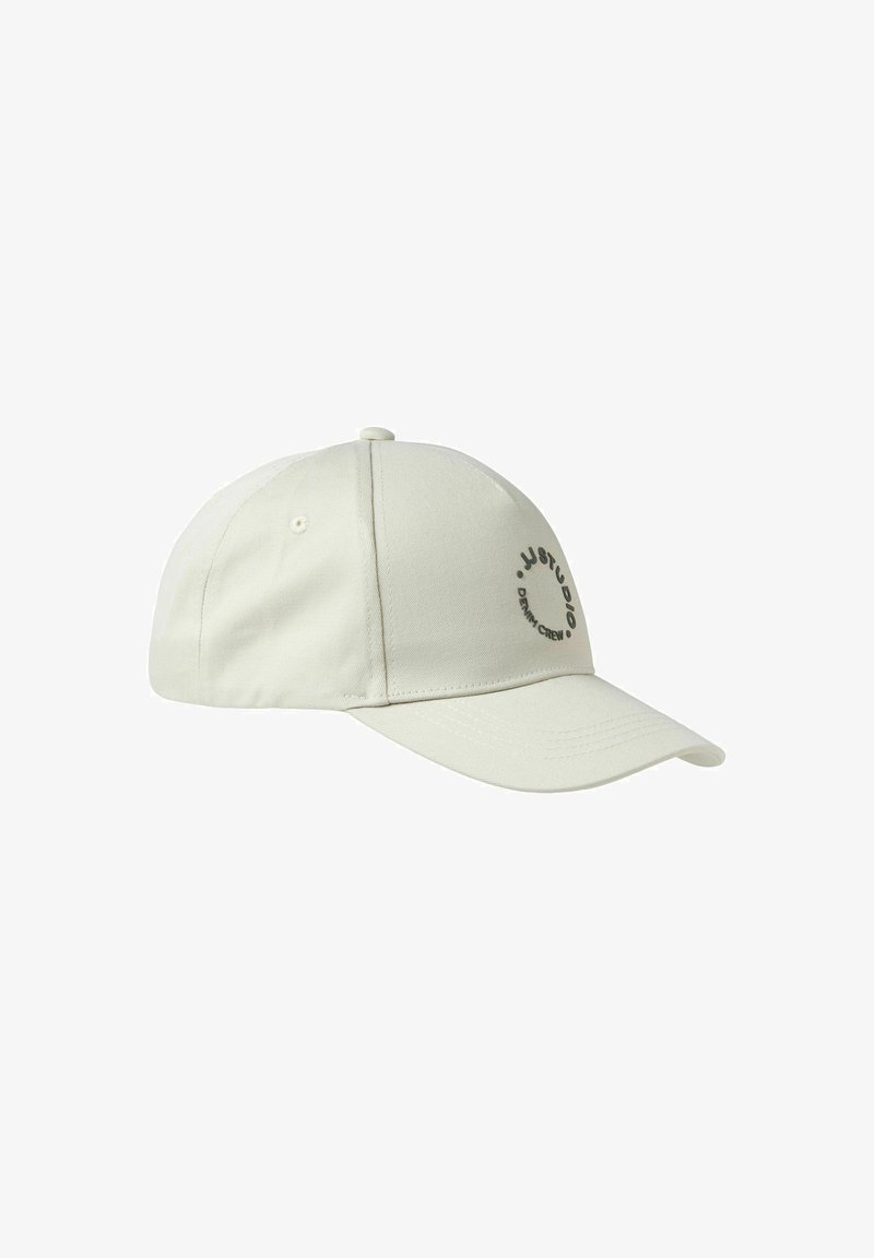 Cappello da baseball beige chiaro realizzato in tessuto con visiera curva, con un logo circolare nero e testo sul pannello anteriore.
