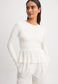 NA-KD SMOCK - Pitkähihainen paita - offwhite