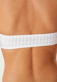 Next TRIPLE BOOST LACE STRAPLESS WIRED BANDEAU BRA - Dažāda veida valkāšanas/bezlenču krūšturis - white