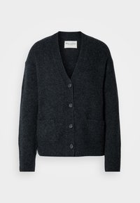 Cardigan boutonné gris foncé avec col en V, manches longues, deux poches avant, et poignets et ourlet côtelés.