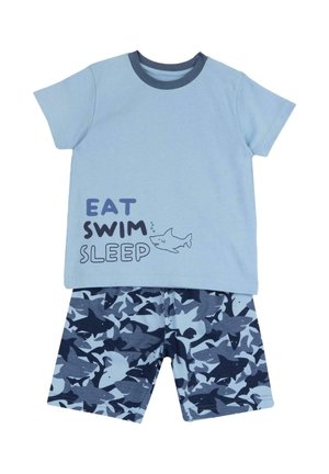 Jasnoniebieska bawełniana koszula z granatowym kołnierzykiem, z napisem "EAT SWIM SLEEP" i grafiką rekina. Dopasowane krótkie spodenki z ciemnoniebieskim wzorem rekinów.