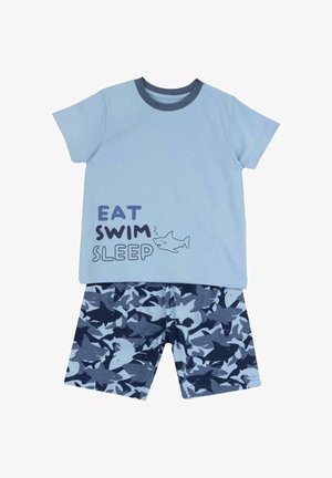 Chemise en coton bleu clair avec col bleu marine, ornée du texte "EAT SWIM SLEEP" et d'un motif de requin. Short assorti avec motif de requins bleu foncé.