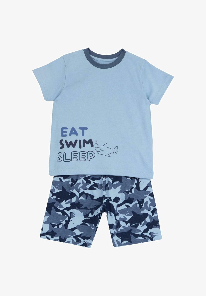 Chemise en coton bleu clair avec col bleu marine, ornée du texte "EAT SWIM SLEEP" et d'un motif de requin. Short assorti avec motif de requins bleu foncé.