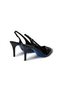 Sandali slingback neri in pelle verniciata con punta appuntita e tacco stiletto di 5 cm. Presentano solette blu e tre fibbie decorative sul davanti.