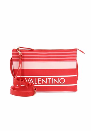 Pochette rayée rouge en matériau durable, avec fermeture éclair, bandoulière réglable et logo "VALENTINO" en blanc bien visible.