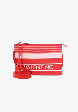 Pochette rayée rouge en matériau durable, avec fermeture éclair, bandoulière réglable et logo "VALENTINO" en blanc bien visible.