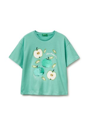 Mintgroen overhemd met korte mouwen met een afbeelding van hele en gesneden appels, groene bladeren en de tekst "Kind Happy Place" op de voorkant.