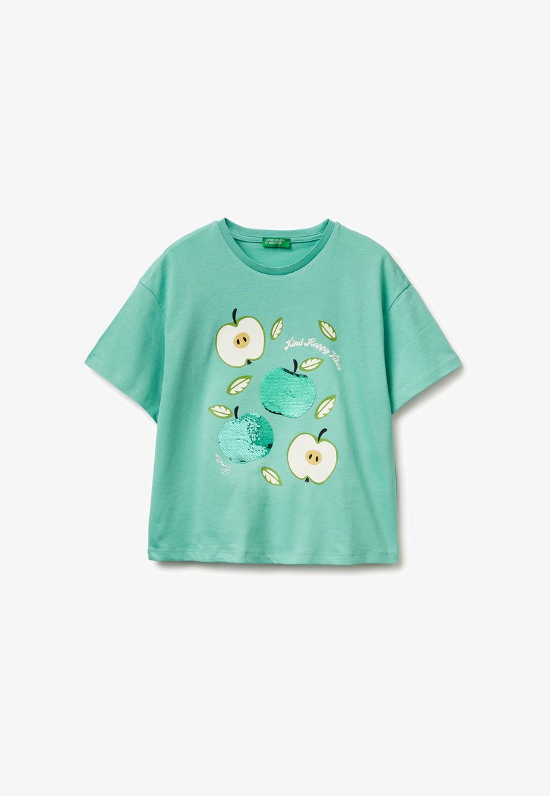 Mintgroen overhemd met korte mouwen met een afbeelding van hele en gesneden appels, groene bladeren en de tekst "Kind Happy Place" op de voorkant.