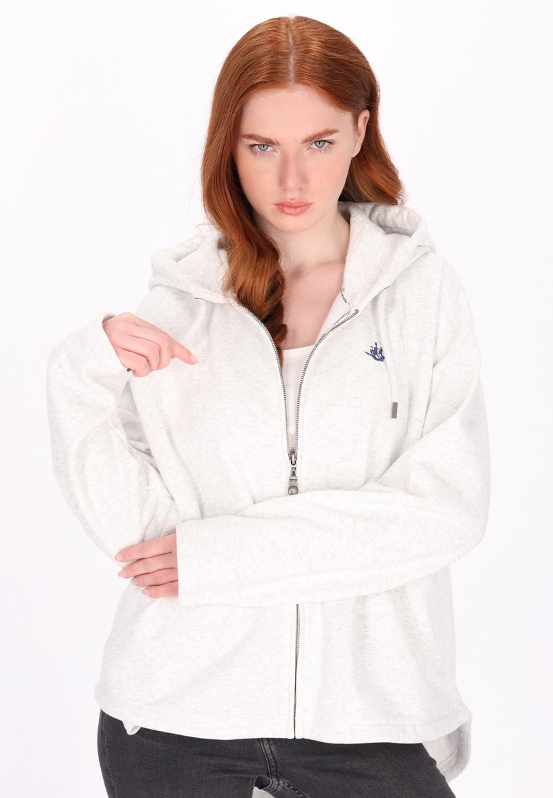 Lichtgrijze hoodie met rits en capuchon, voorzien van een zachte textuur, lange mouwen en een klein blauw logo op de linkerborst.