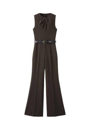 Bruine mouwloze jumpsuit met plooienontwerp, een getailleerde taille en een zwarte riem. Gestructureerde stof met een gladde textuur en strakke lijnen.