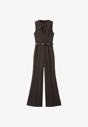 Brun ærmeløs jumpsuit med plisseret design, en figursyet talje og et sort bælte. Struktureret stof med en glat tekstur og rene linjer.