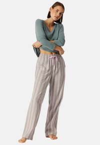 Pantaloni da pigiama lunghi a righe in tessuto morbido con righe rosa e grigie, dotati di vita elasticizzata e un laccetto viola chiaro.