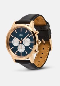 Orologio dorato con quadrante blu, tre sottocronografi argentati, cinturino in pelle nera e dettagli dorati sulla cassa e sulle lancette.