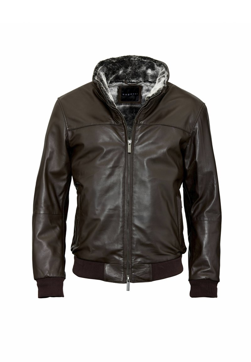 Bruine leren jas met ritssluiting, geribbelde gebreide manchetten en zoom, en een capuchon gevoerd met grijze bont. Gladde textuur met een aansluitende pasvorm.