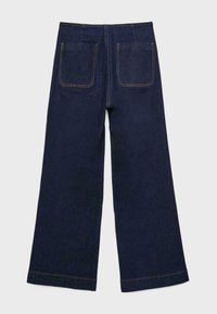 Pantalon large en denim bleu foncé avec deux grandes poches carrées au dos et des surpiqûres contrastantes visibles.