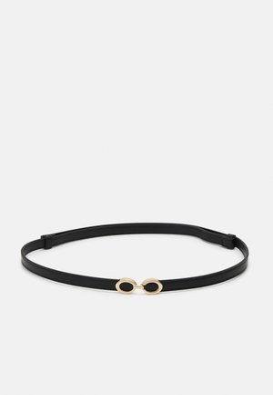 Černý kožený opasek s tenkým designem. Obsahuje zlatou kruhovou sponu s otevřeným středem. Hladký povrch a minimalistický styl.