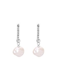 Silberne Creolen mit gedrehter Gestaltung, die unregelmäßig geformte rosa Perlen als Tropfen aufweisen und einen strukturierten, natürlichen Look bieten.