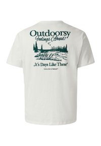 Witte katoenen t-shirt met groene tekst en afbeeldingen, inclusief bomen en een landschap graphic, met de tekst "Buitengevoelens Vooruit!"