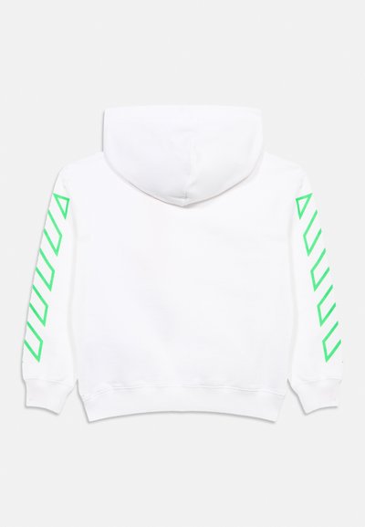 Λευκό φούτερ με κουκούλα με φωτεινά πράσινα γεωμετρικά μοτίβα ρίγες κατά μήκος των δύο μανικιών, εμφανιζόμενο από πίσω σε φωτεινό φόντο.