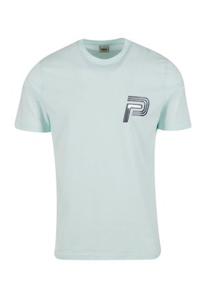 Lys blå kortærmet t-shirt i bomuld med et sort stiliseret "P" logo på venstre brystområde. Enkel design med rund hals.