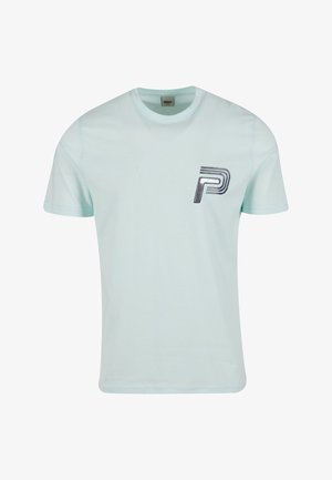 Vaaleansininen lyhythihainen T-paita, joka on valmistettu puuvillasta. Vasemmassa rintakehässä musta tyylitelty "P" -logo. Yksinkertainen, pyöreäkaula-aukko muotoilu.