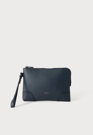 Tummansininen nahkainen rannepussi vetoketjulla ja pienellä rannekkeella, jossa on hienovarainen kohokuvioitu bränditeksti "Lancel Paris" edessä.