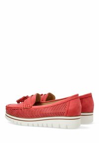 Zapatos rojos de lona perforados tipo slip-on con suela blanca plana, que presentan un detalle de lazo en la parte delantera y un acabado de ante texturizado.