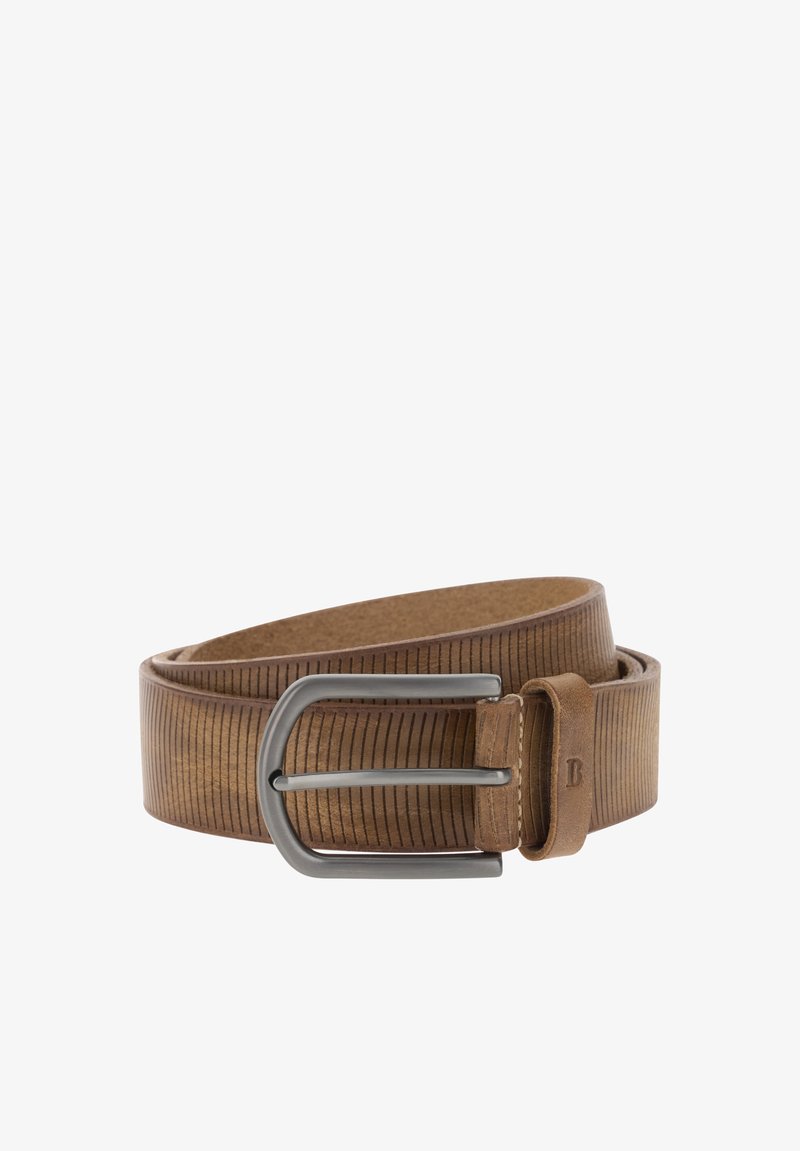 Ceinture en cuir marron à fines rayures verticales, boucle métallique argentée et détail de boucle cousue sur fond blanc.