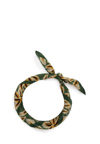 Sciarpa verde con motivo foglioso in giallo e nero. Realizzata in tessuto morbido, presenta un design attorcigliato e estremità annodate.